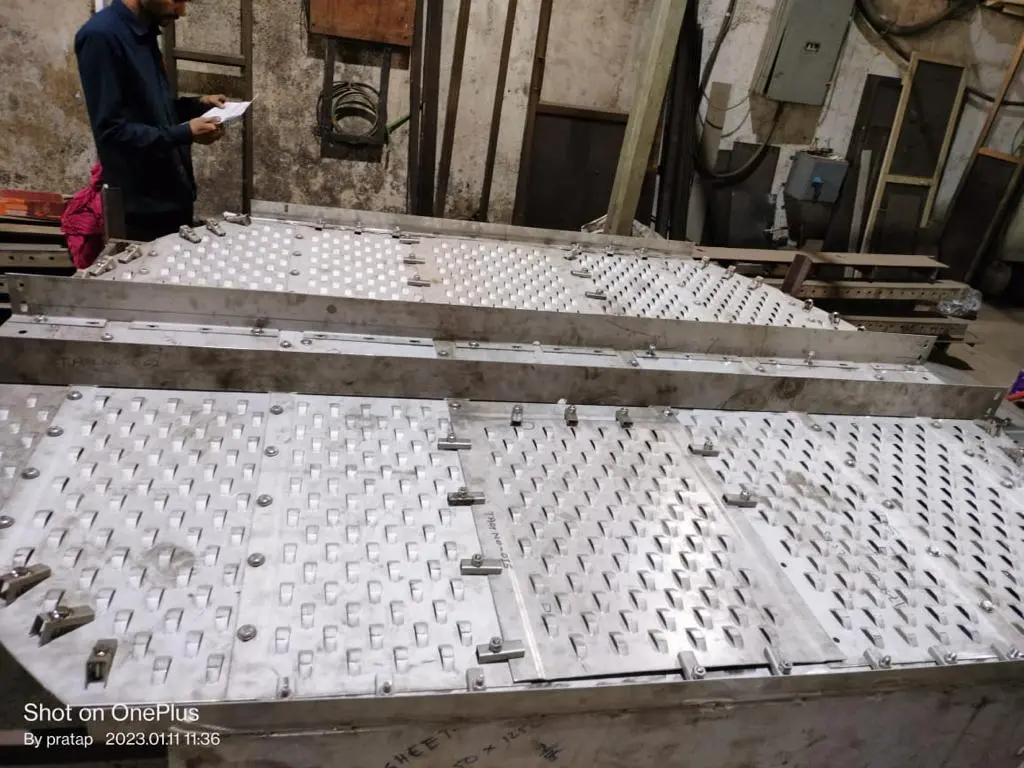 Fixed valve tray