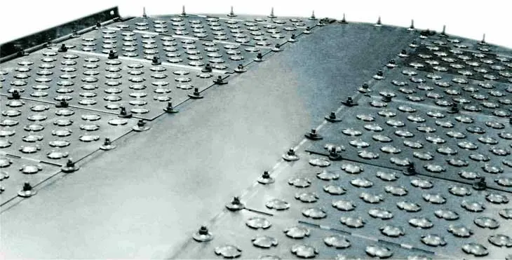 Floating valve tray