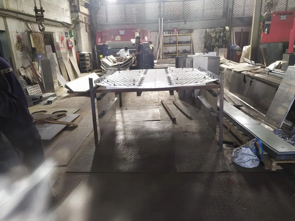 Tray deck with valve elements